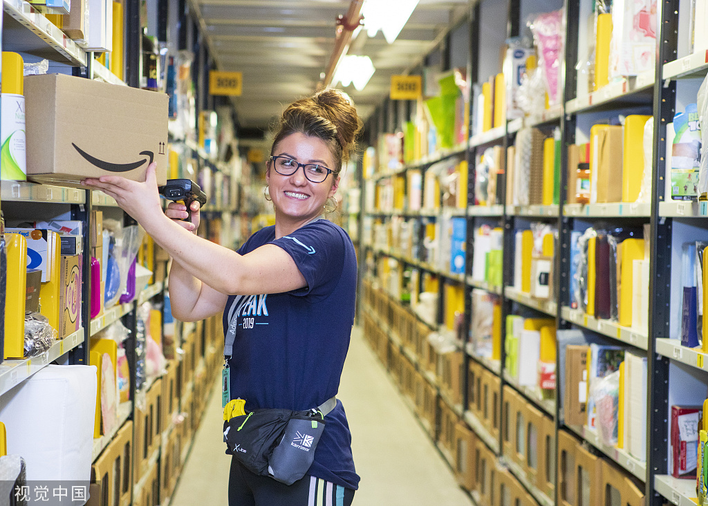 全球最大亚马逊仓储中心备战"黑五" 员工戴圣诞帽热情工作