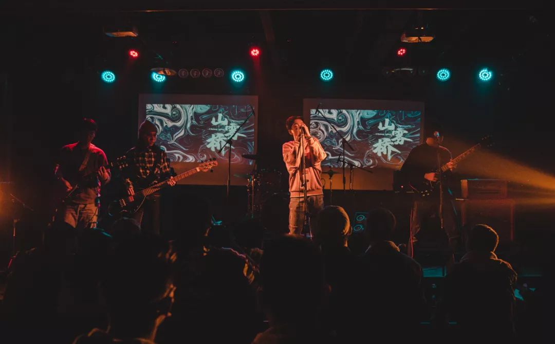 一个正在做pop的新新新乐队,一次平缓温和的聊天,以及时不时陡然爆发