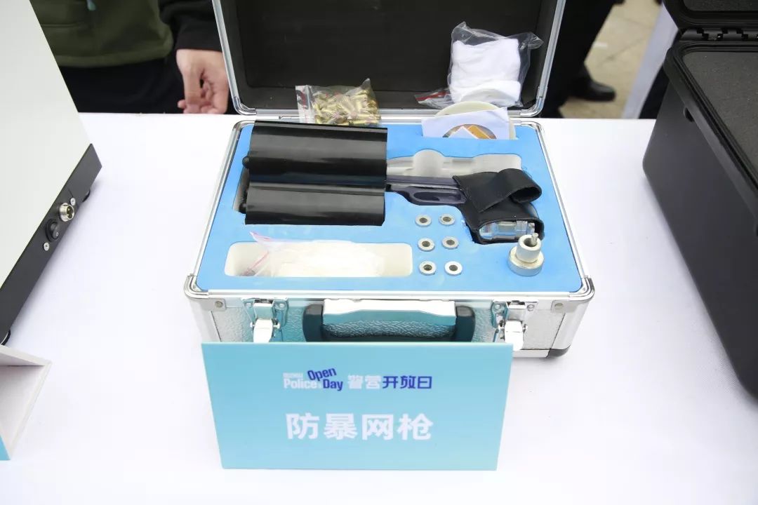 再延伸到交互4d的高科技宣传方式 让市民群众耳目一新 缉毒装备登场大