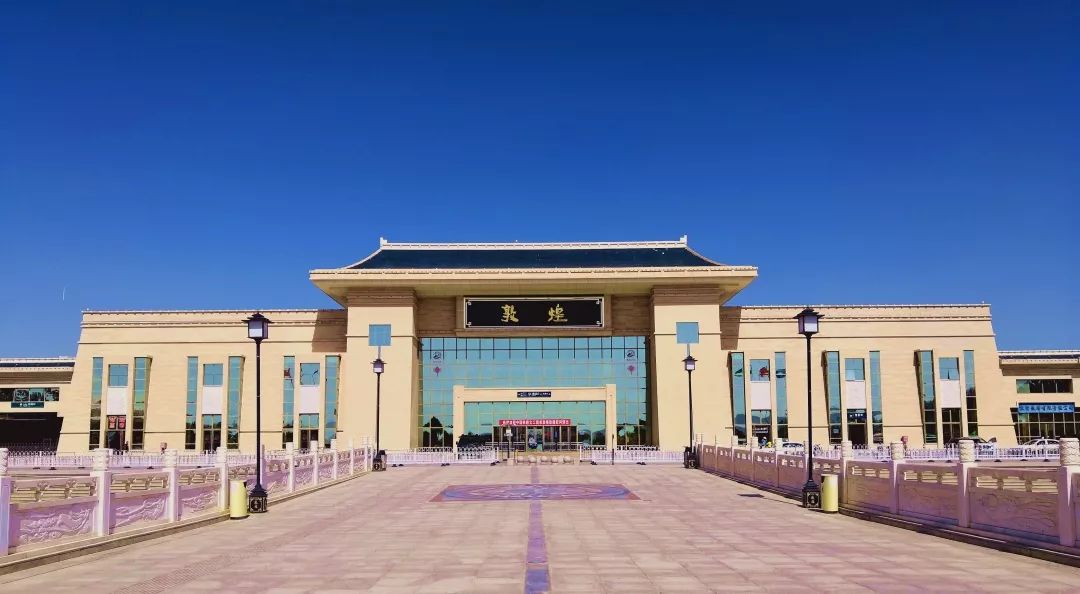 翻越祁连山脉进入青海省,沿鱼卡,大柴旦,引入青藏铁路西格段饮马峡站