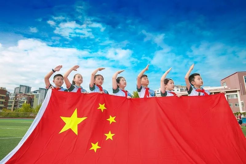 鲜艳的红领巾飘扬在前胸爱祖国,爱人民继承革命先辈的光荣传统我们是