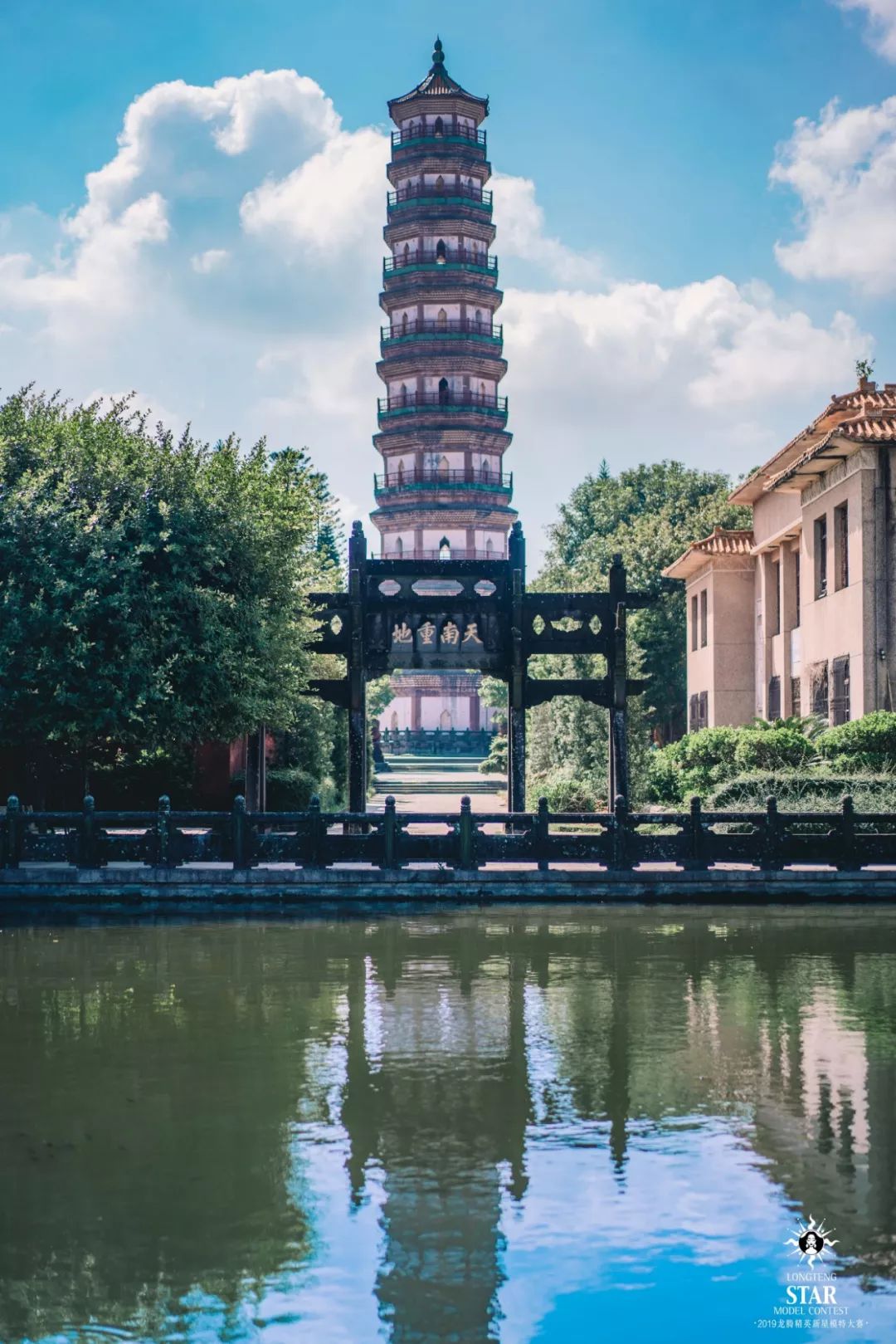 雷州市西湖大道(即西湖公園對面),舊館創建於1983年,位於三元塔公園內