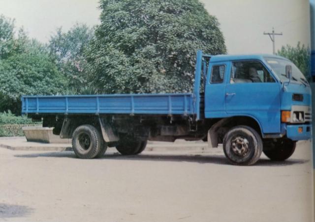 合肥江淮汽车制造厂80年代末开发生产的江淮牌hf1060kr2型3吨载货