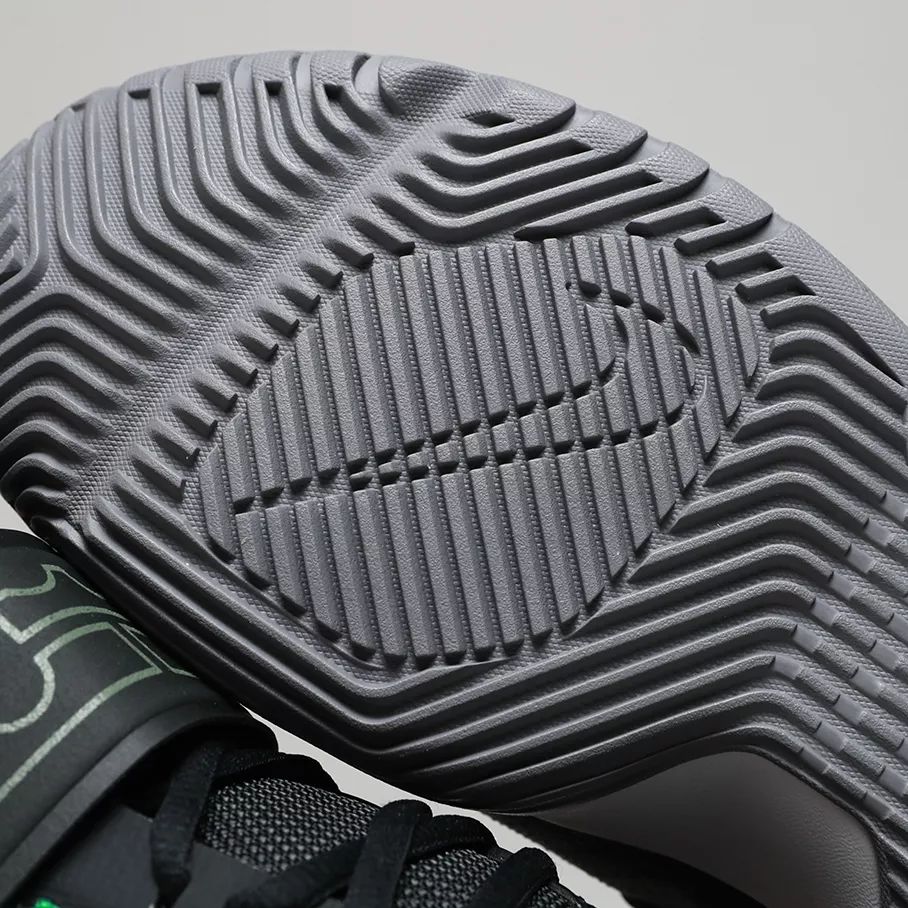 低调内涵的詹姆斯使节12代实战篮球鞋