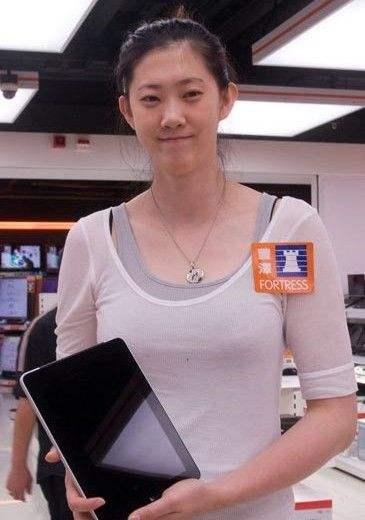 女生通常都是一米六或者一米七,薛明却有着一米九三的身高