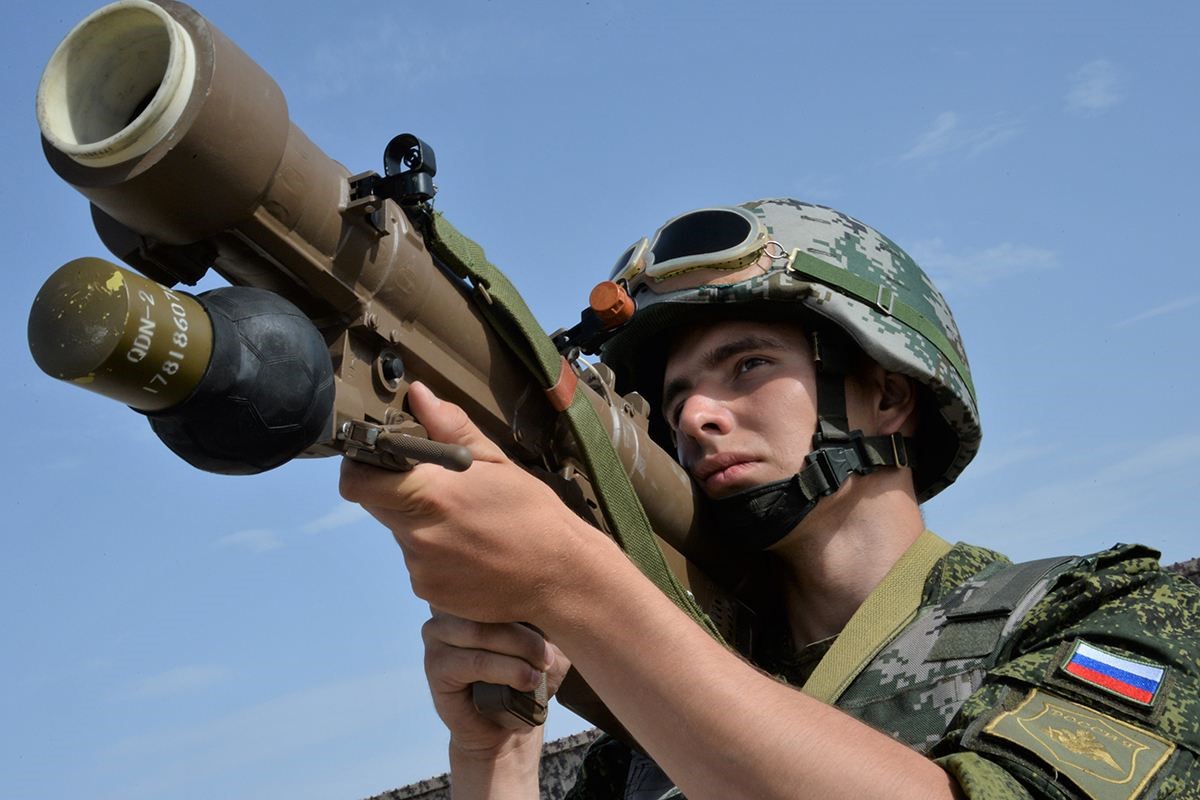 图为进行交流活动的俄军士兵