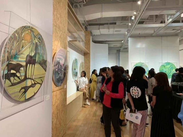 带你走进五彩缤纷的想象世界迁流与永恒吴小燕油画展深圳开展
