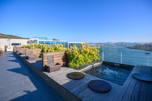 原创在韩国流行用绿茶冥想冬天在室外泡脚养生