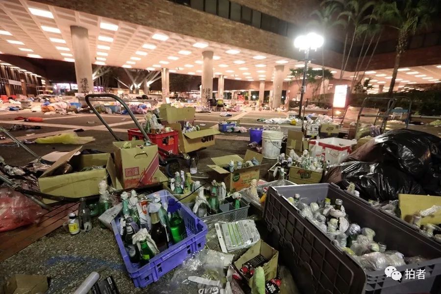 空地上堆放大量自制燃烧瓶