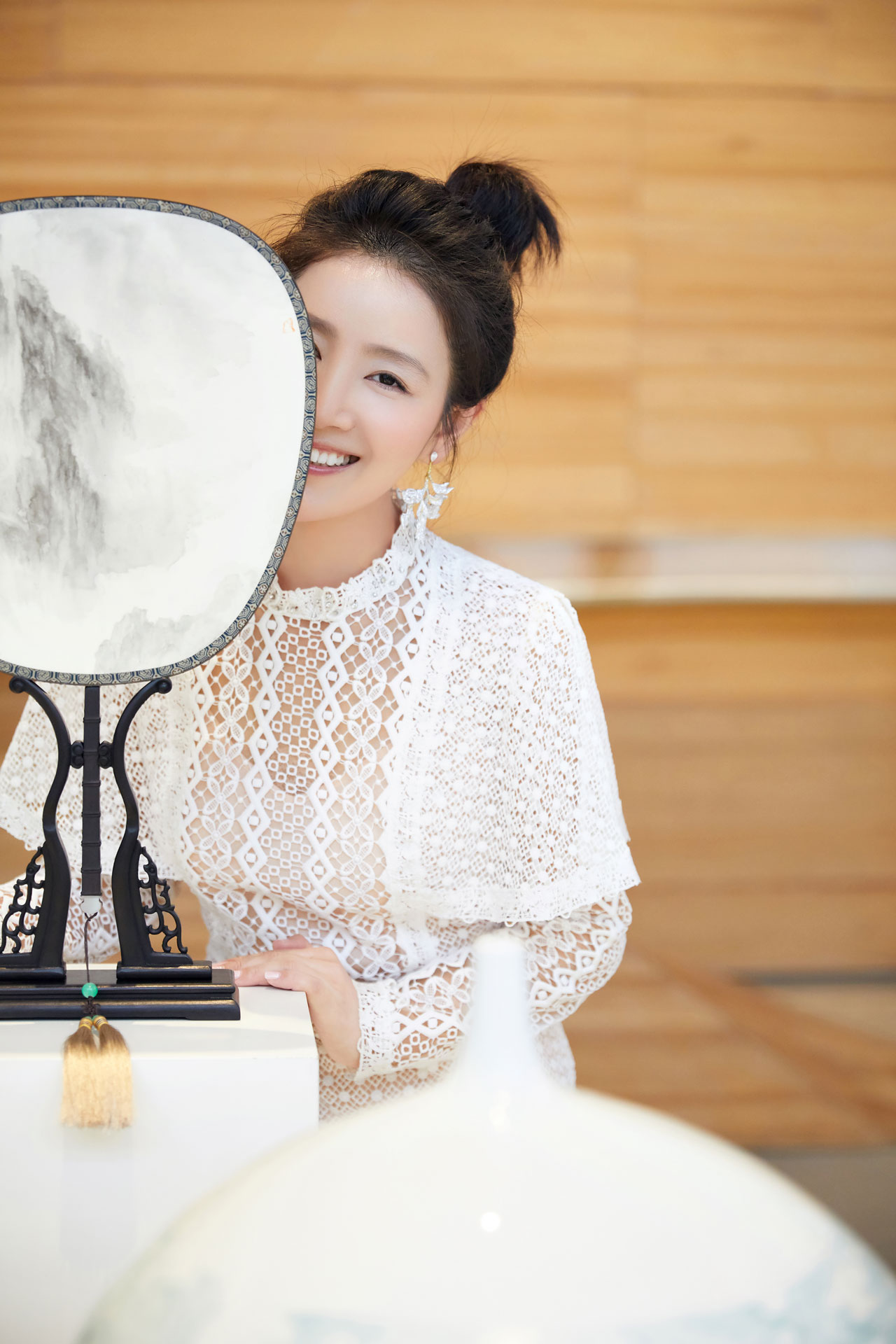 2019陈威个展在京举办王碧儿一袭蕾丝长裙现身活动惊艳四座