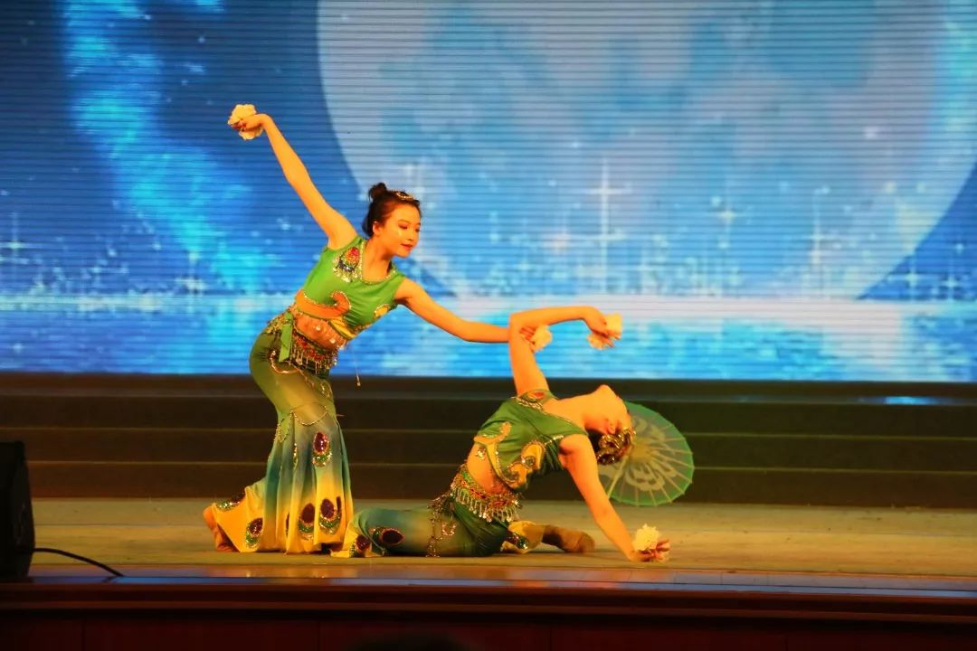 人文有佳人轻盈绿腰舞