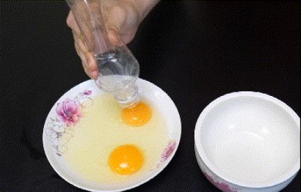 日常生活中会需要单独使用蛋清和蛋黄,所以给大家分享一个简单粗暴的