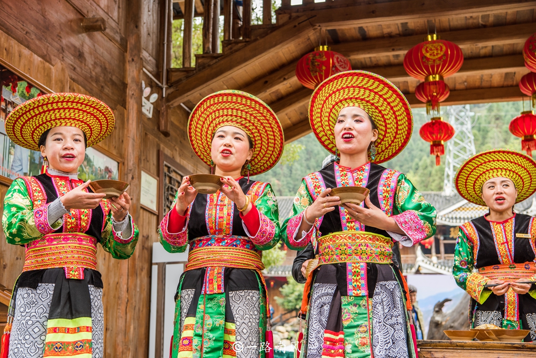 湖南大山里有座枫香瑶寨,当地人用板凳跳舞,姑娘美丽又大方!_花瑶
