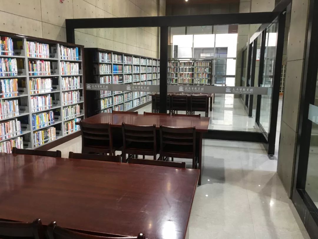 挑灯夜读义乌市图书馆总馆自助借阅区今日启用