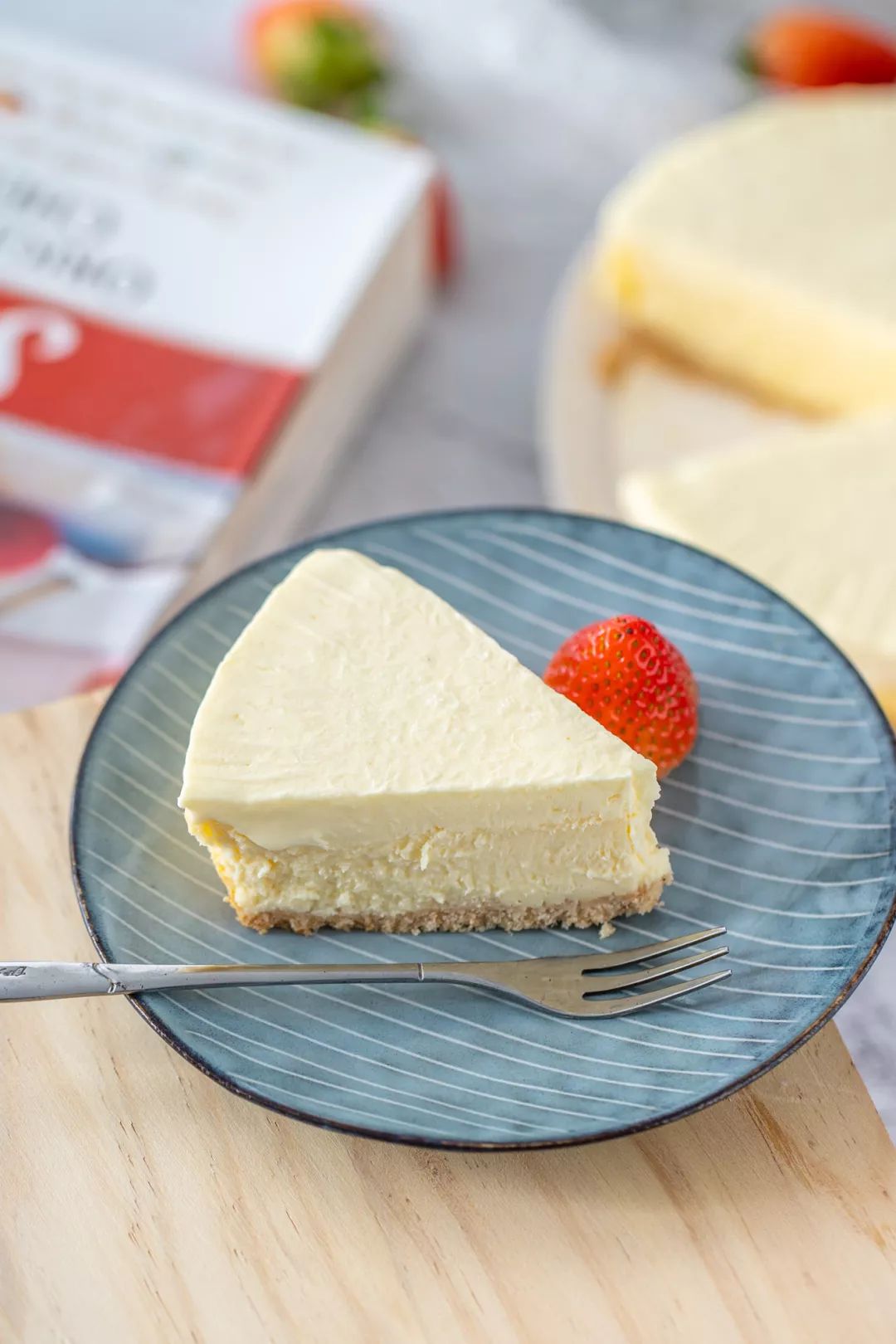 上层是浓郁芝士混合醇臻鲜奶油就是这款「原味烘焙芝士蛋糕」sara lee