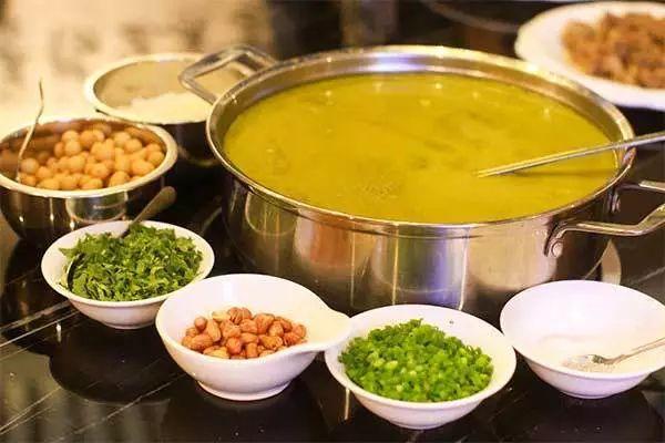 油茶火锅,既有一般火锅热腾腾特点,又有其他火锅所没有的温和,茶香