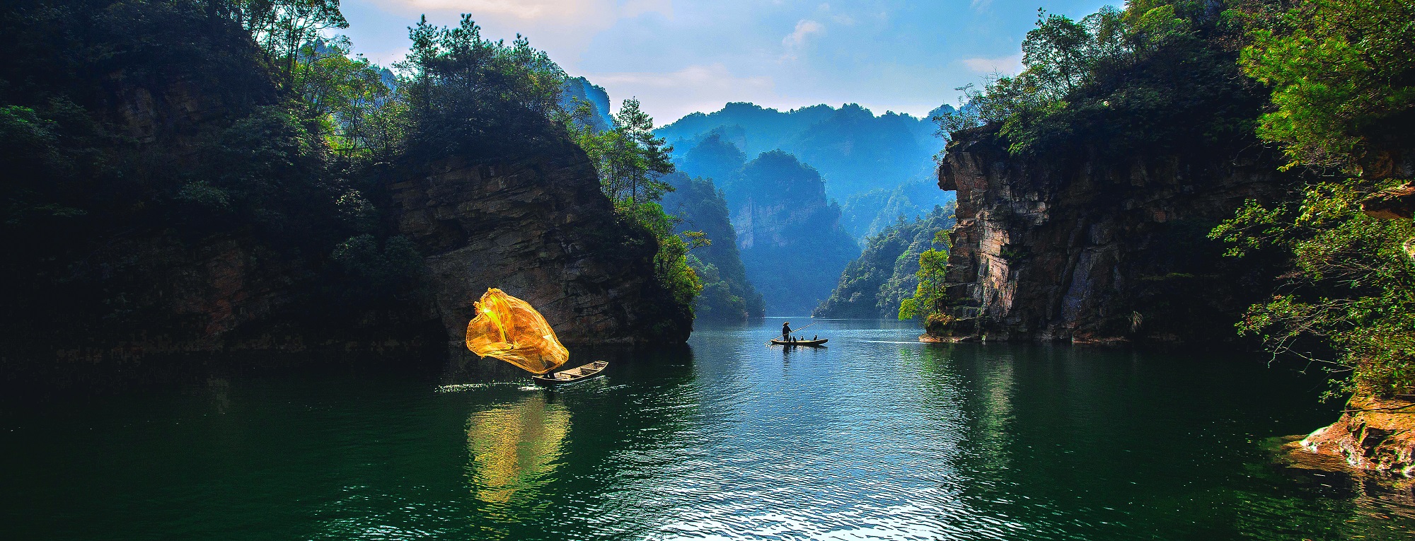 寶峰湖位於張家界武陵源,是國家首批5a級景區,世界自然遺產,世界地質