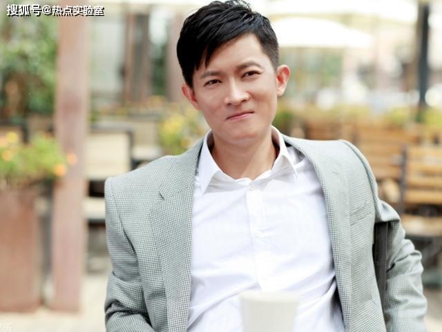 39岁杨志刚全家近照,贤美妻为配音演员,5岁儿子演技比父亲强_杨子睿