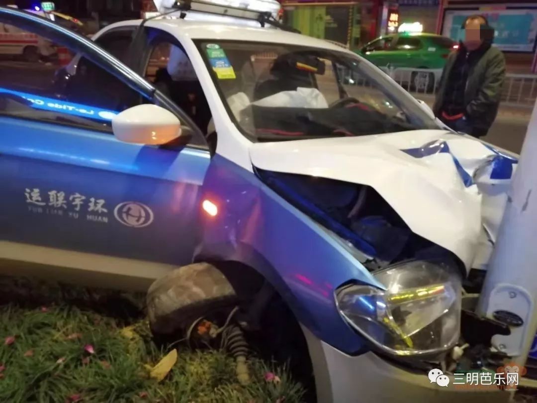 下洋捷龙旁发生车祸,出租车面目全非,现场一片凌乱.