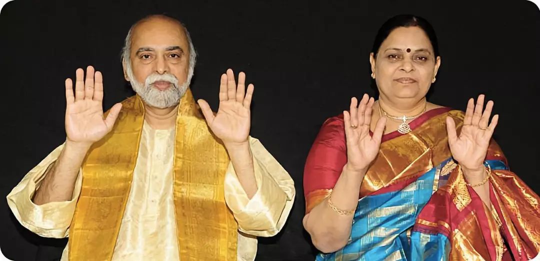 根据《印度斯坦时报》所言,巴关的真名叫维杰·库马尔,原本是一个保险