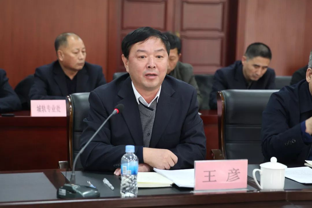 学生座谈会结束后,黄迎新厅长听取了学院党委书记王彦同志做的主题