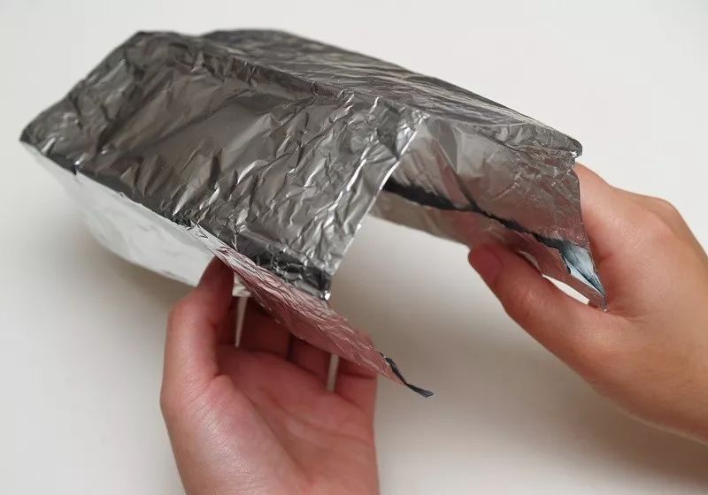 这时可以用这招铝箔纸小技巧:铝箔纸小妙招铝箔纸一般分光面及雾面