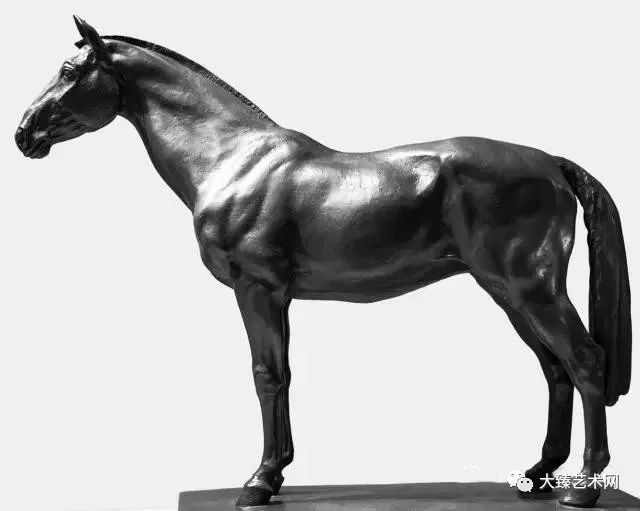 雕塑家翟庆喜对于形体处理他达到了随心所欲信手拈来的境界