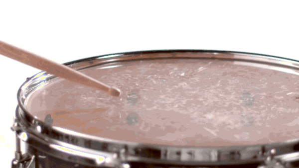 泡沫塑料就会不停地跳动,这就说明了鼓面在振动