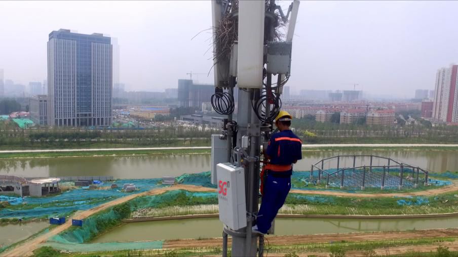 (联通维护人员正在进行5g基站调测)