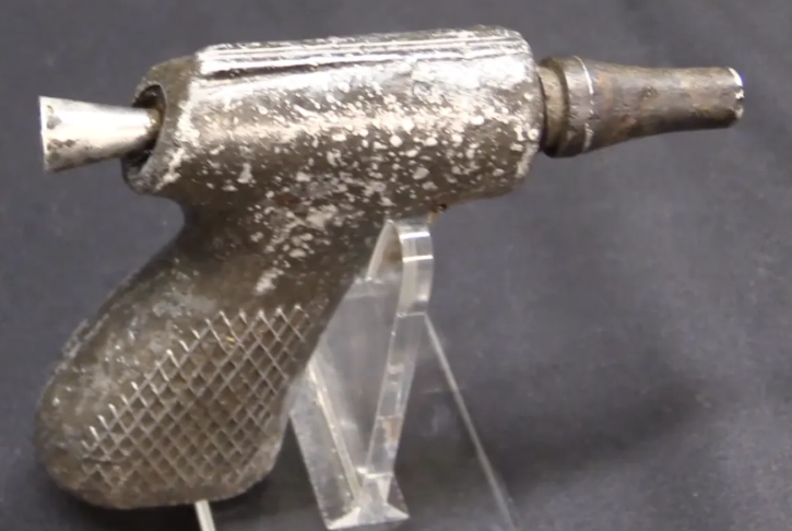 不存在的,整个枪管长度 只有48mm,而一枚9mm子弹长度就有30mm,膛内