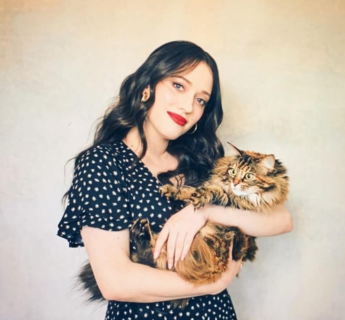 最近max的扮演者kat dennings新的美剧开播了《娃娃脸》,讲述的是女主