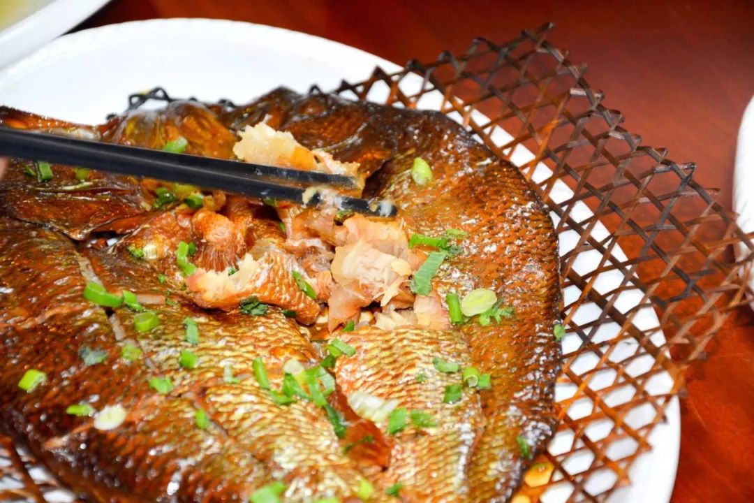 铜锣鱼落在竹帘上为铜锣鱼染上琥珀般的色泽铜锣鱼用白糖熏制铜锣鱼名