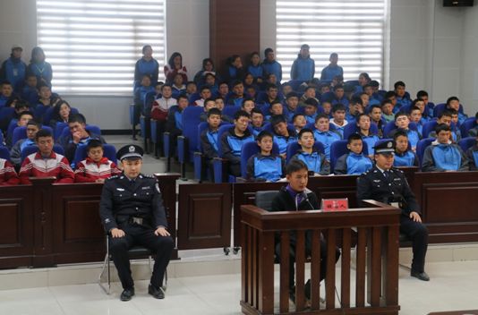 乌恰县黑孜苇乡中学开展青少年模拟法庭活动
