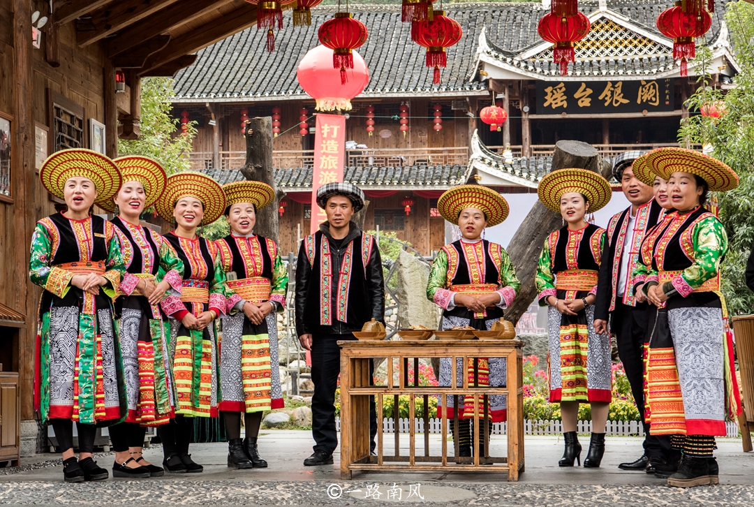 原創湖南大山裡有座楓香瑤寨,當地人用板凳跳舞,姑娘美麗又大方!