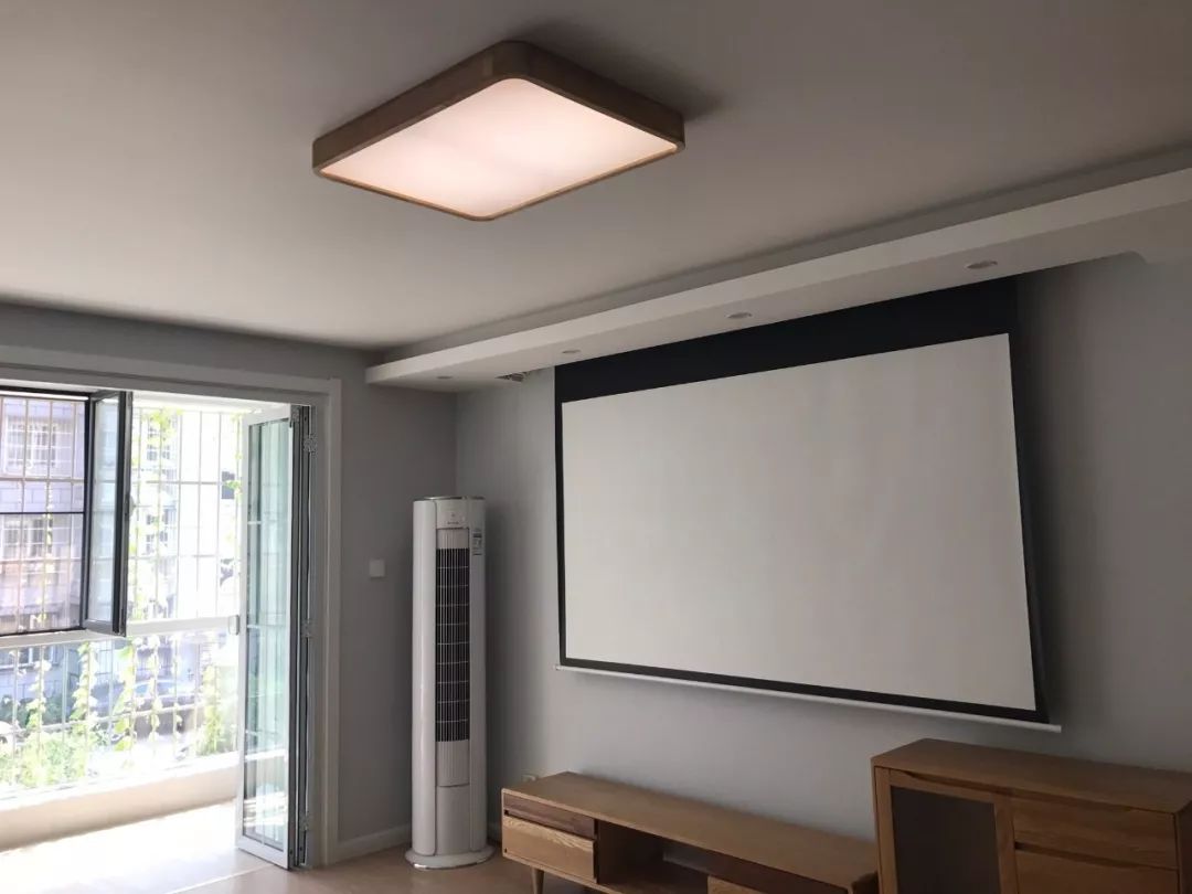 最后,需要提醒一下各位的是:留槽安装投影幕布的话,安装的时候常规的