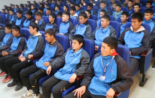 乌恰县黑孜苇乡中学开展青少年模拟法庭活动