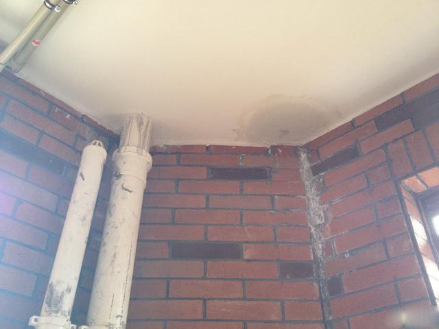 阳台多根1米8的管子害我家阳台都不能封整栋楼臭气都往我家排