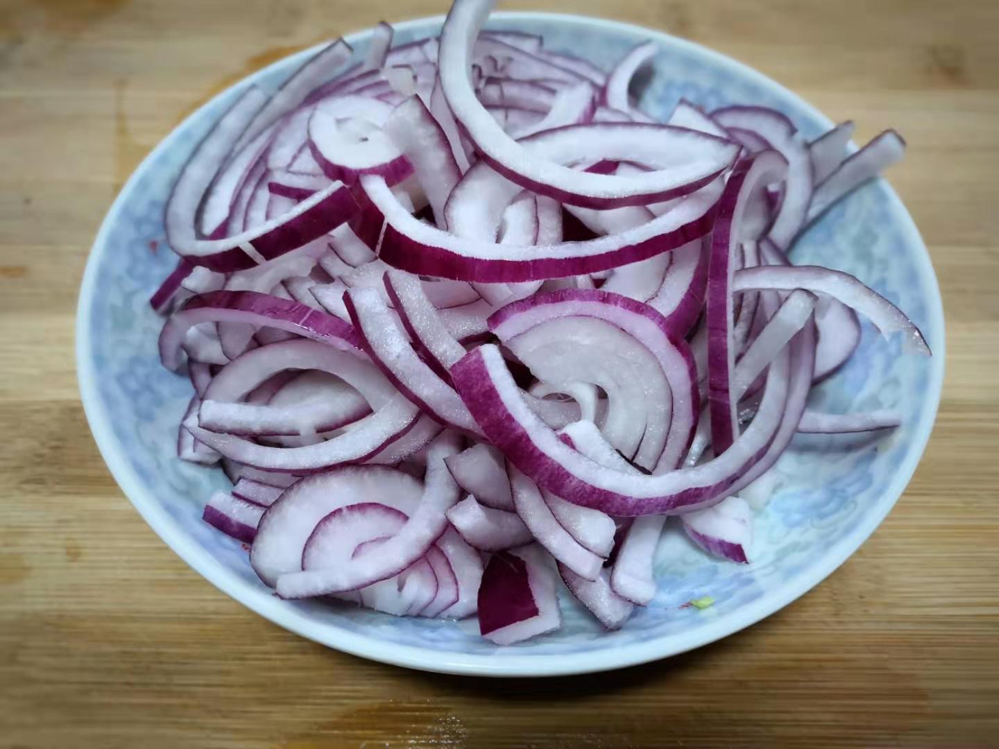 5,锅中倒适量油,6成热时倒入干辣椒段爆香,接着加入洋葱条.