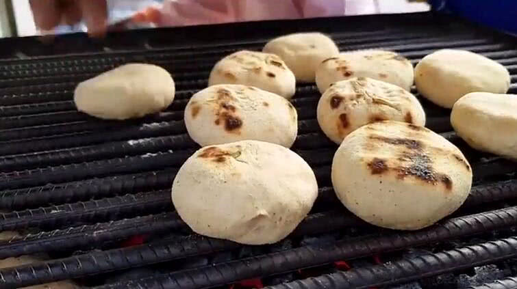 印度街头牛粪烤面包成美食,女记者现场品尝夸赞其味道浓郁