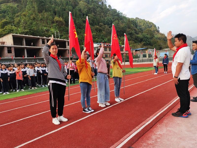 热烈的课间讨论,为梦想而争 贵州省实验中学 杨姝丽 遵义市汇川区芝麻