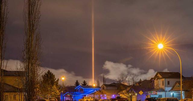 加拿大出现一道巨大的橘色光束直冲云霄