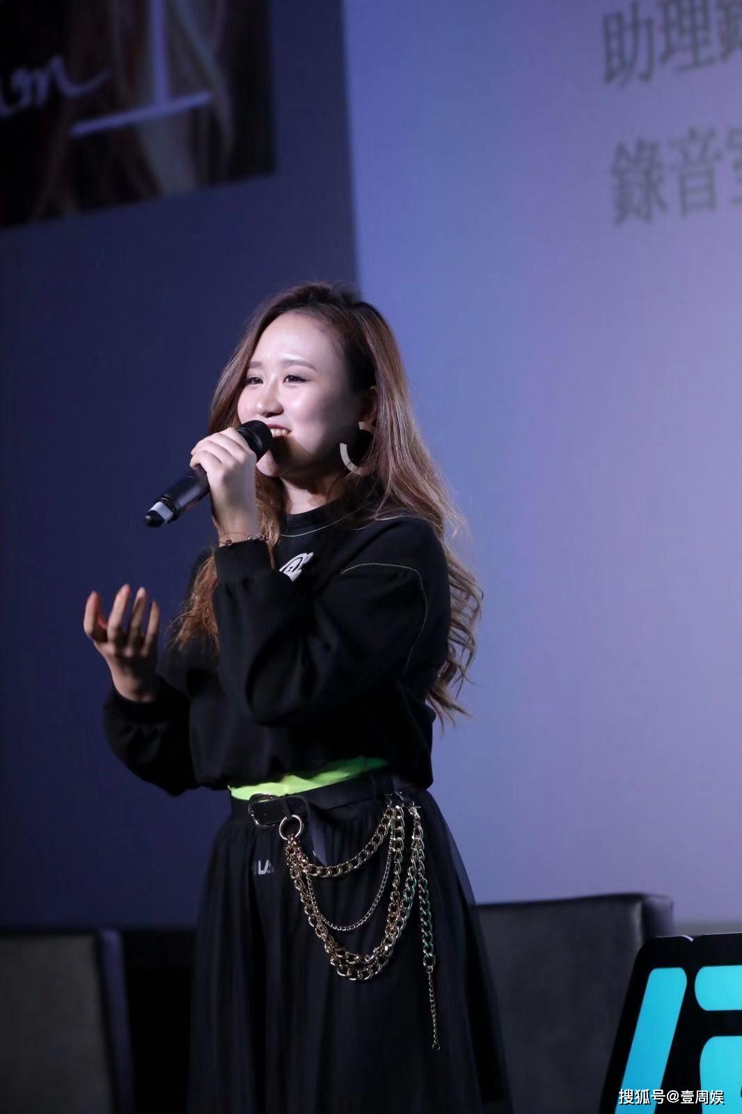 加入乐坛三年多,jc一直是a music旗下力捧歌手,累积了一首首好歌后,首