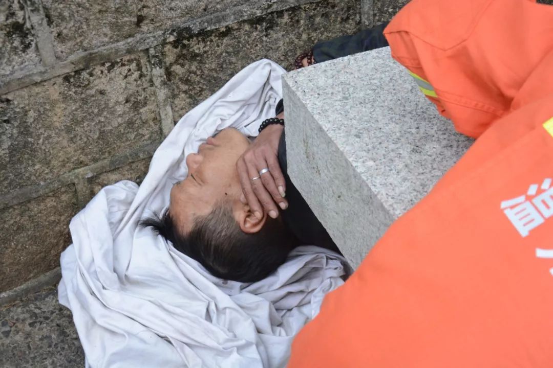醉酒男子睡在石椅上,醒来却卡住了!让人哭笑不得.