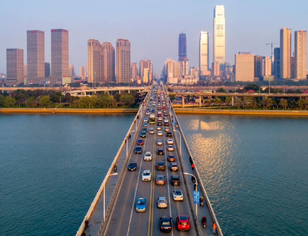 2018年3月8日,无人机航拍的画面中,湘江一桥下的橘子洲,满眼绿意的