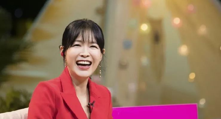 omg | 只被当作"安吉他妈"的胡可,委屈了_刘孜