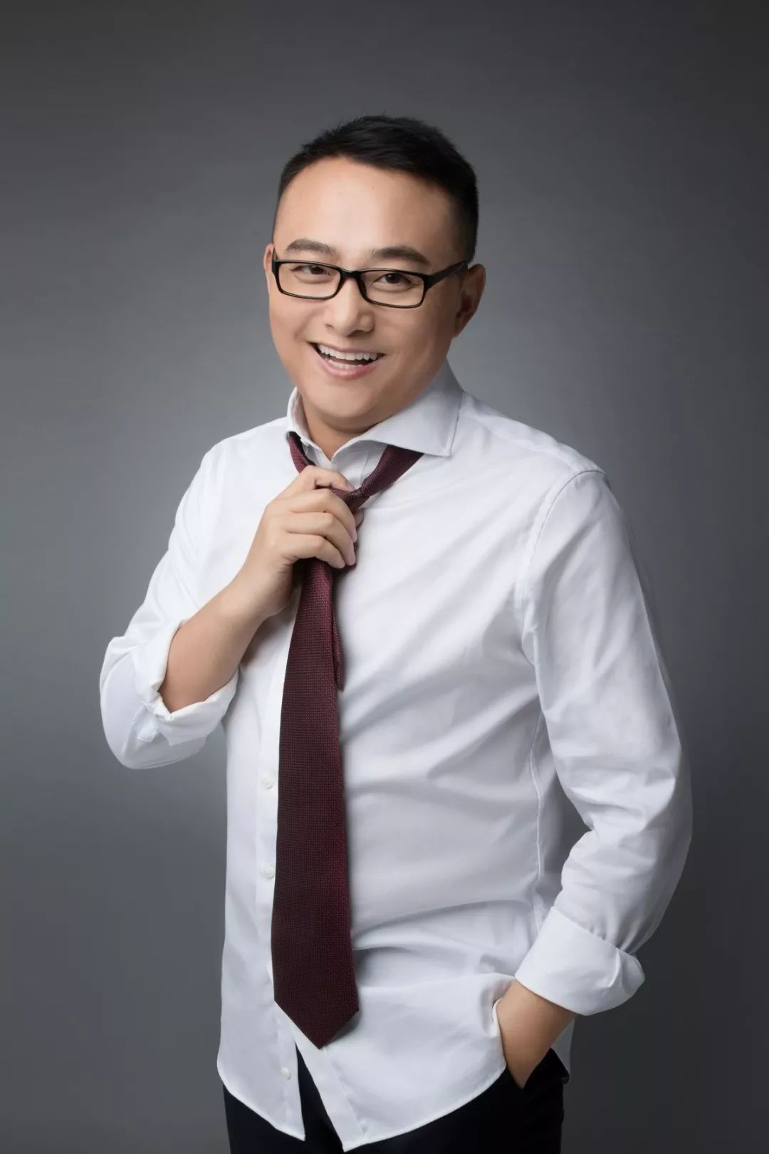 5新闻广播《天天全搜索》主持人,中原工学院信息商务学院客座教授.