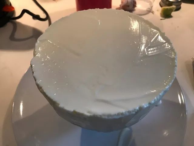 16,然后用手把蛋糕渣撒在蛋糕上,并轻轻拍打,让它粘附的好一点17,先