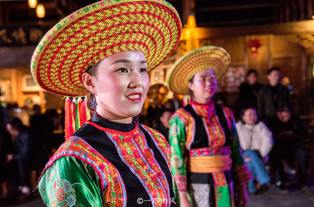 看,舞动身姿,瑶族姑娘的笑容灿烂如花.