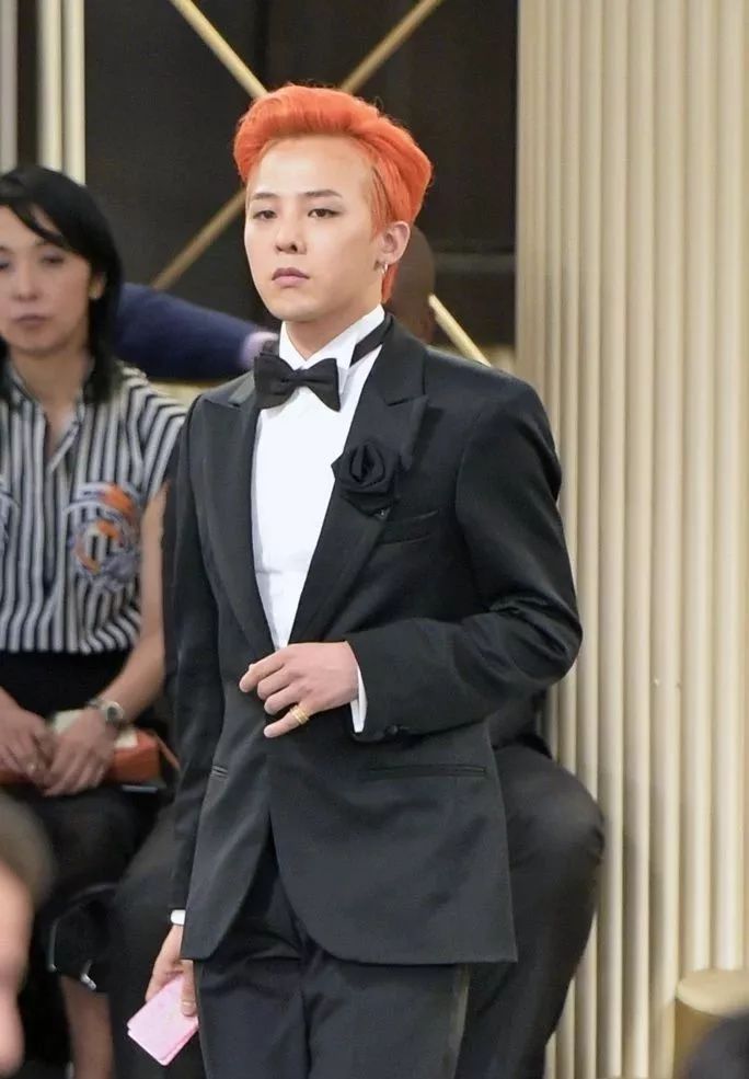 男生涂指甲油也是龙哥带起的,但这些放在权志龙身上都不会显得很娘.