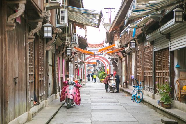 台州這條老街當年曾有兩千多攤位如今已是旅遊景點人來人往